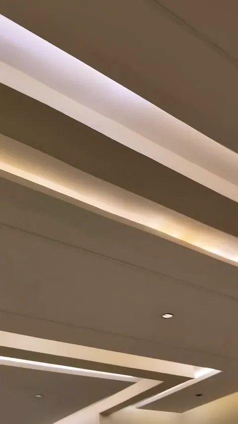 فيديو لسقف جبس بإضاءة مخفية وتركيب ألواح الجدران